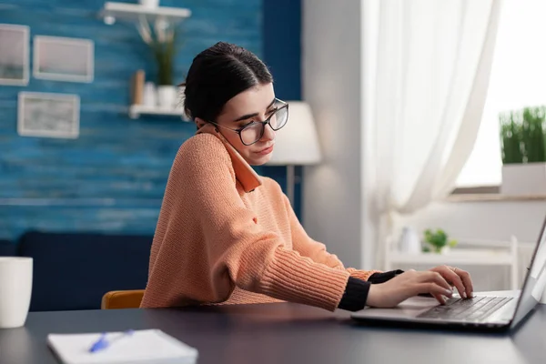 Teenager žena pracující na e-learningové platformě pro univerzitní projekt — Stock fotografie