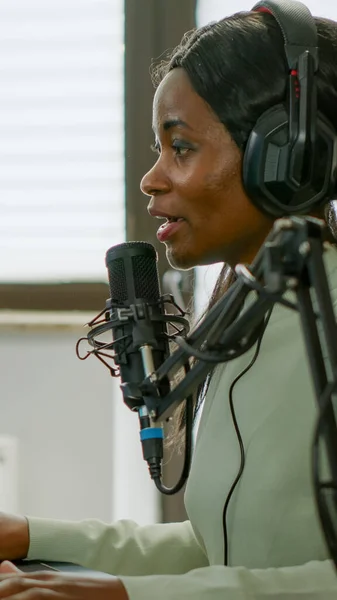Kulaklıklı üzgün siyah kadın flaması video oyunları kaybediyor — Stok fotoğraf