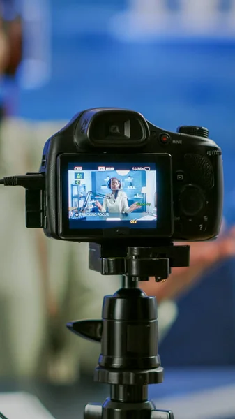 Primer plano de la cámara profesional sentada frente a la grabación dslr — Foto de Stock