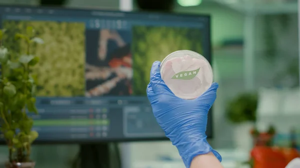 Closeup of scientist woman holding in hands petri dish with vegan beef meat — Stock Photo, Image