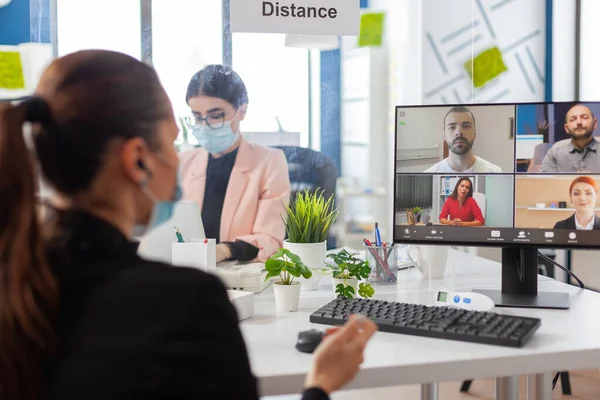 Empresária durante remover videoconferência no computador — Fotografia de Stock