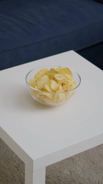 Gece partisi için hazırlanmış hiç kimse olmadan boş bir odanın önü.