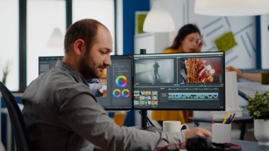 Video yapımcısı post prodüksiyon yazılımı kullanarak film düzenliyor