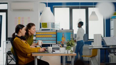 Sanat yönetmeni danışman iş arkadaşı, kadın portresi rötuşlaması.