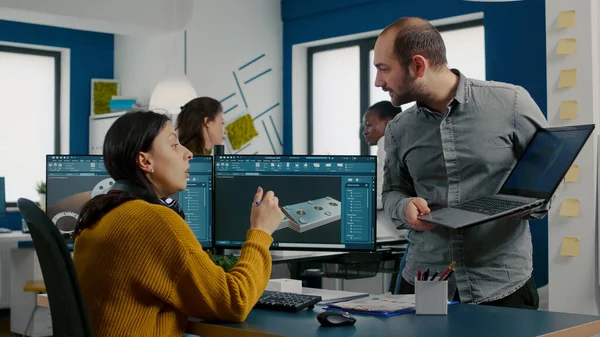 Ingenieros hablando por adelantado en PC y portátil con software CAD — Foto de Stock