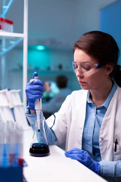 Científico sanitario usando micropipeta cuentagotas de laboratorio durante la ingeniería de vacunas — Foto de Stock