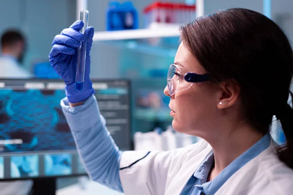 Medicina sanitaria medico scienziato guardando campione chimico — Foto Stock