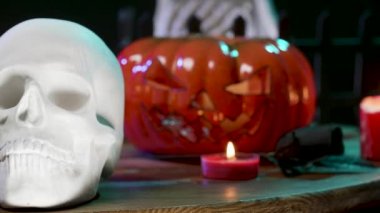 Cadılar Bayramında beyaz kafatası süslenmiş natürmort