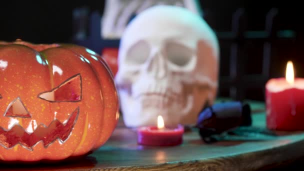 Fechar-se de Jack-o-lanterna halloween decoração em uma mesa — Vídeo de Stock