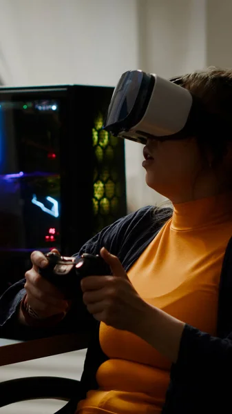 Sobre o ombro do jogador cibernético focado vestindo fone de ouvido realidade virtual perder jogo — Fotografia de Stock