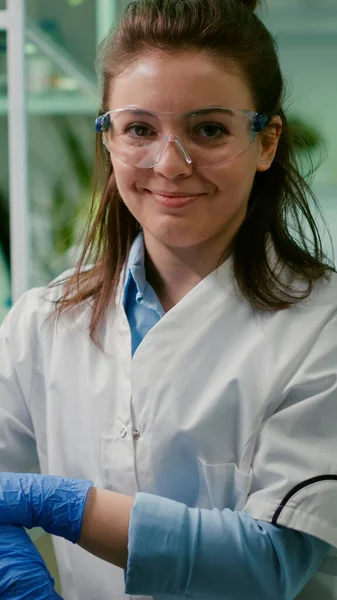 Retrato de una bióloga sonriente analizando un organismo modificado genéticamente —  Fotos de Stock