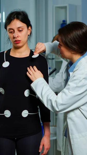 Pesquisadora cientista preparando paciente mulher para teste de resistência — Fotografia de Stock