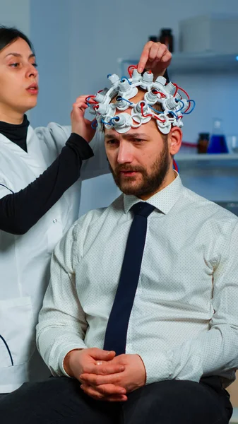 神经科学医生在剪贴板上显示治疗脑病 — 图库照片