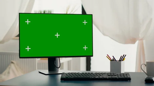 Potente computer con schermo verde chroma key mock up stand sulla scrivania — Foto Stock