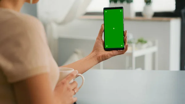 Femme d'affaires naviguant sur Internet à l'aide d'un smartphone à clé chromatique à écran vert — Photo