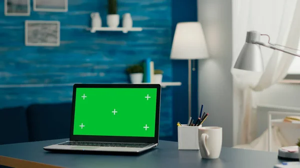 緑の画面のクロマキーディスプレイをモックアップとノートパソコン — ストック写真