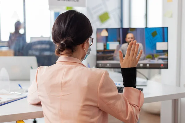 Vrouw bespreekt jobproject met zakenman tijdens videogesprek — Stockfoto