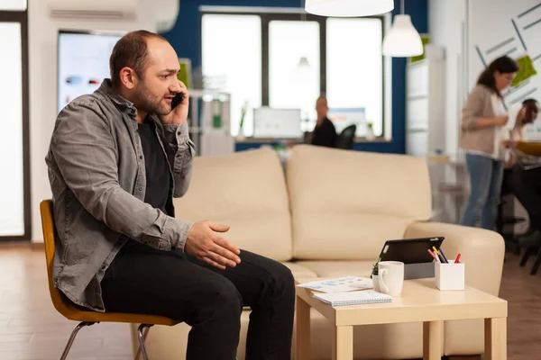 Manager nervoso aggressivamente parlando al telefono e maledizioni — Foto Stock