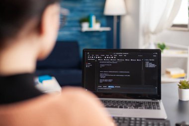 Yazılım geliştirme için sanal program kodu yazan genç programcı