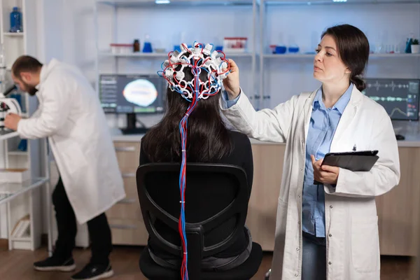 Facharzt für Neurowissenschaften entwickelt Behandlungsmethoden für neurologische Erkrankungen — Stockfoto