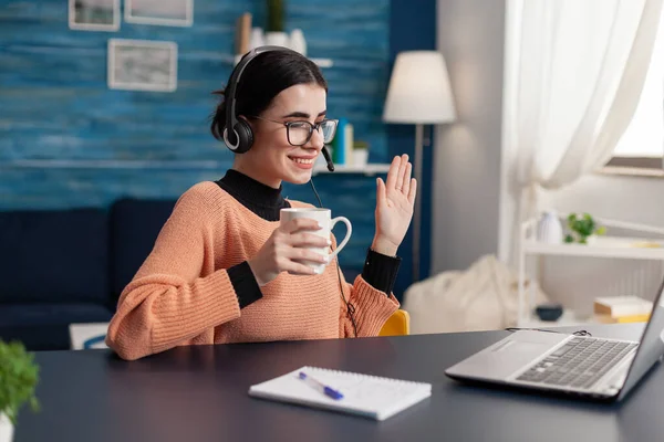 Studente indossando cuffie mentre agita il suo treacher college — Foto Stock