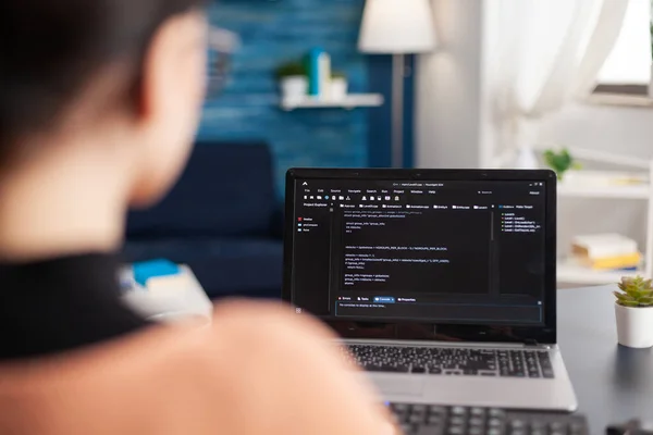 Joven programador escribiendo código de programa virtual para el desarrollo de software —  Fotos de Stock