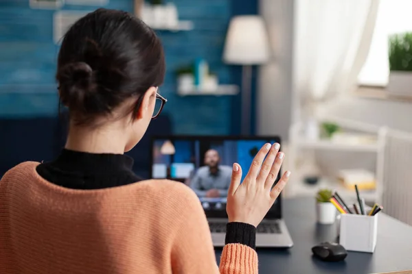 Estudante cumprimentando seu professor de escola durante reunião de videocall online — Fotografia de Stock