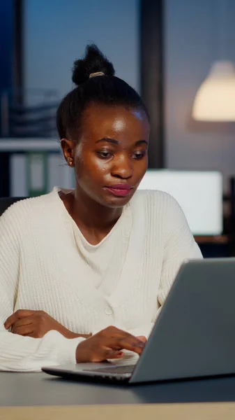 Gerente africano estressado mulher trabalhando com gráficos financeiros horas extras — Fotografia de Stock