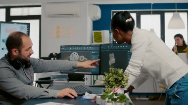 Teknik direktör Afrikalı çalışan endüstriyel projesine açıklama yapıyor.