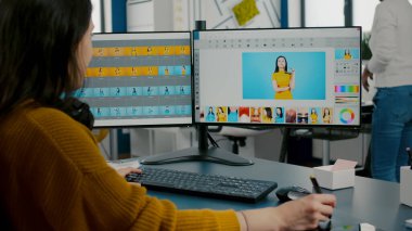 Kadın tasarımcı, fotoğraf editörü, bilgisayar uzmanı.