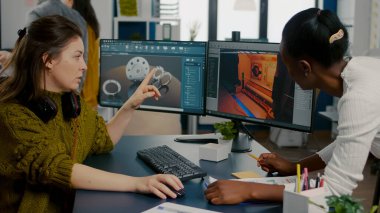 Oyuncu üreticisi Afrikalı işçilere oyun düzeyindeki arayüzü nasıl test ettiğini anlatıyor