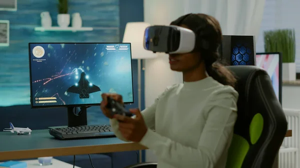 Africký hráč hraje prostor střelec soutěž pomocí virtuální reality brýle — Stock fotografie