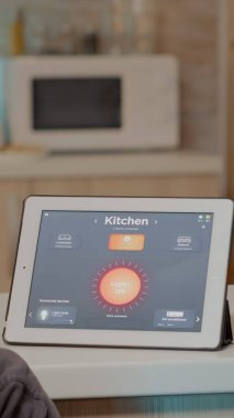 Akıllı ev uygulaması kullanarak ışığı kontrol eden genç adam