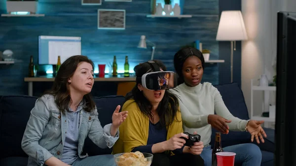 Multietničtí přátelé ztrácí videohry pomocí sluchátek virtuální reality — Stock fotografie