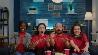 Heyecanlı karışık yarış taraftarları futbol maçını izlerken eğleniyorlar.