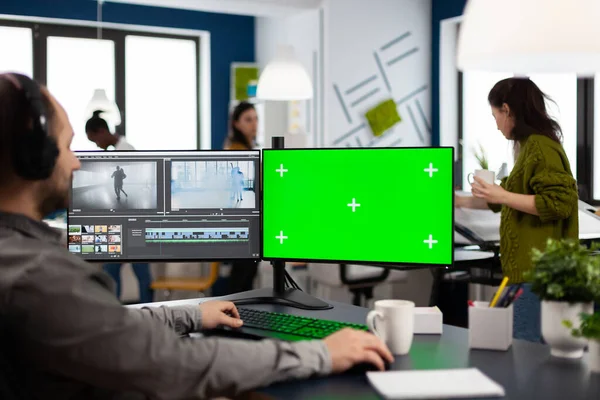 Vidéographe utilisant un ordinateur avec écran à clé chromatique — Photo