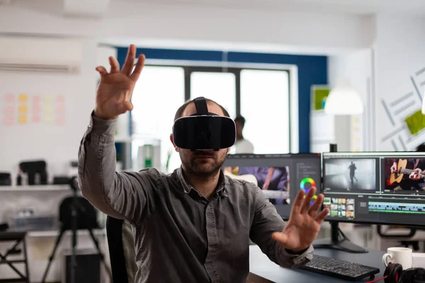 Editor de vídeo experimentando fone de ouvido realidade virtual — Fotografia de Stock