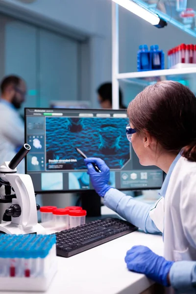 Científico bioquímico trabajando en el laboratorio para descubrir una tecnología —  Fotos de Stock