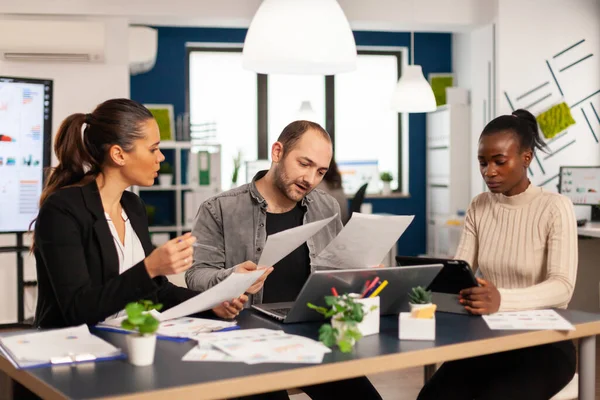 Leiter liest Jahresfinanzberichte — Stockfoto