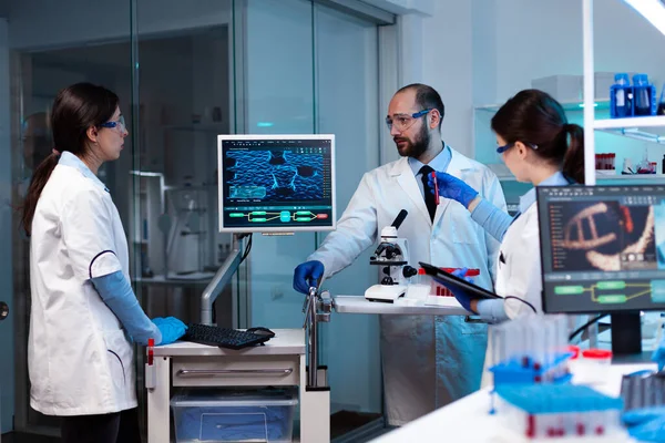 Scienziati che lavorano in laboratorio infezione genetica per malattie rare — Foto Stock