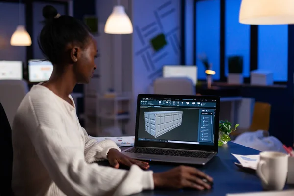 Arquiteto freelancer preto trabalhando em contêiner de software 3D — Fotografia de Stock