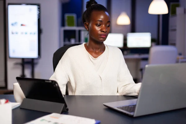 Workaholic Afrikaanse manager probeert om deadline af te ronden — Stockfoto