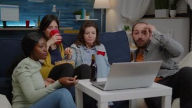 Çevrimiçi video konferansı düzenleyen çok ırklı arkadaşlar sanal üniversiteyi selamlıyorlar