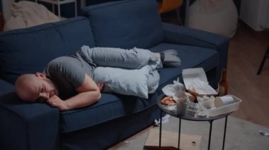 Yalnız yetişkin bir adam ayrılık acısı çekiyor.