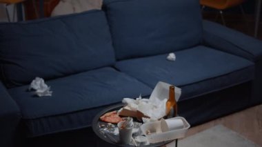 Dağınık masayı ve arta kalan dağınık oturma odasını kapat.