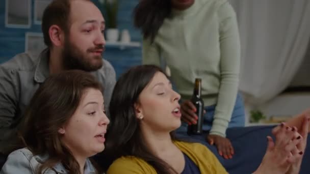 Multiraciala vänner vilar på soffan njuta av att tillbringa tid tillsammans medan du tar selfie — Stockvideo