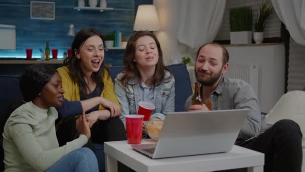 Multiethnische Freunde sitzen auf der Couch bei einem Online-Videocall-Treffen — Stockvideo