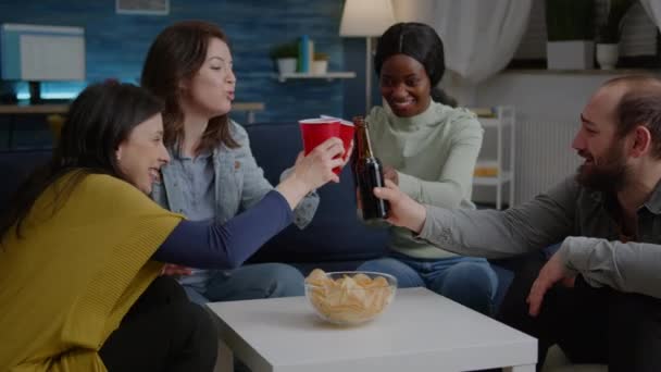 Afro americana mujer hablando con amigos disfrutando de tiempo pasar juntos — Vídeos de Stock