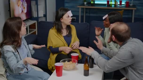 Gruppe von Menschen mit gemischter Rasse genießen die Zeit zusammen, während sie Unterhaltung spielen — Stockvideo