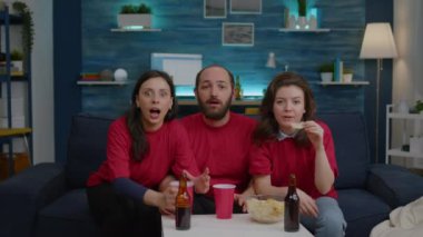 Televizyonda maç izlerken eğlenen çok ırklı taraftarları destekle